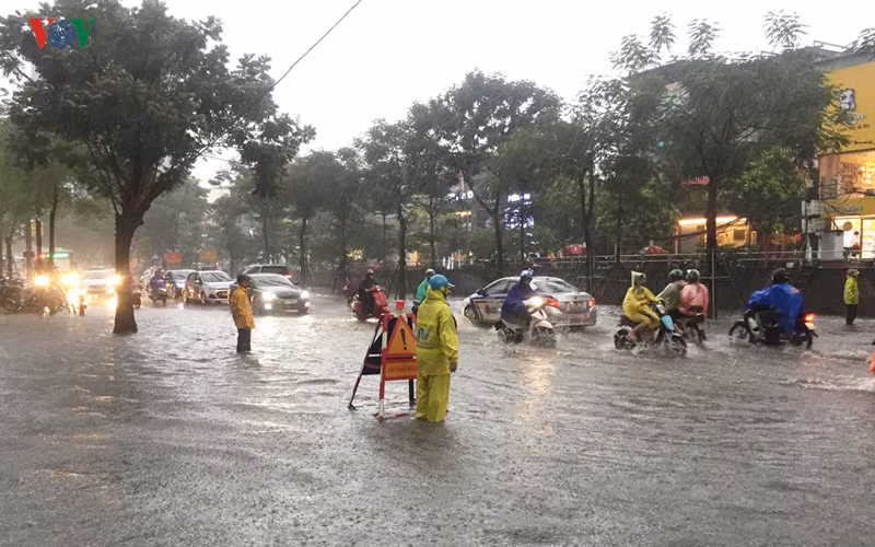 Nhân viên thoát nước túc trực tại "điểm ngập" ngõ 165 Thái Hà.