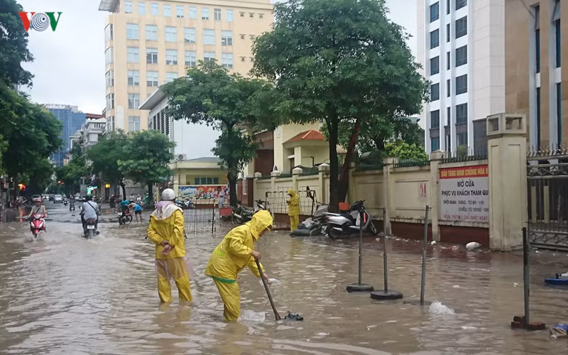 Các nhân viên túc trực trên phố Phan Văn Thường.