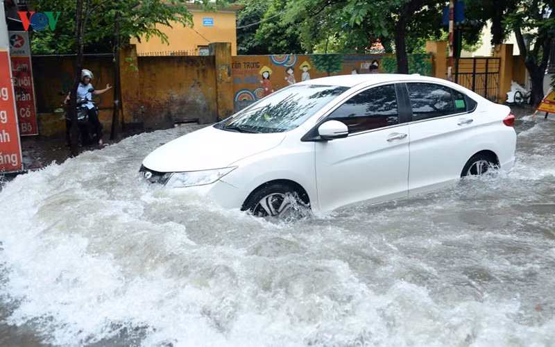 "Sóng lớn nổi lên" mỗi lần ô tô chạy qua đoạn đường này.