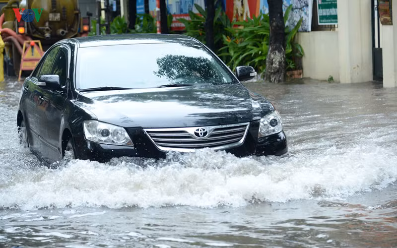 Đoạn đường như biến thành sông.