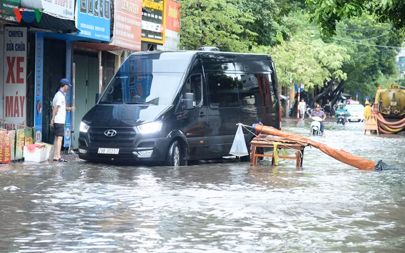 Nhiều đoạn trên phố Trần Bình, quận Cầu Giấy ngập sâu đến nửa mét.