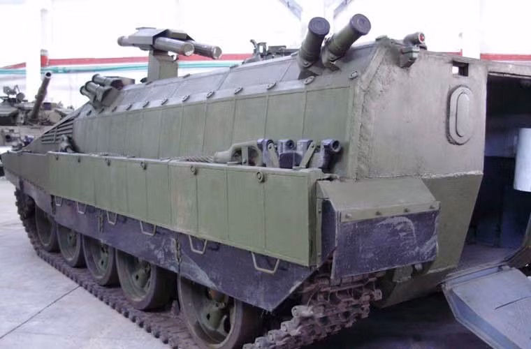 Với phần giáp khủng như vậy, BMP-55 đảm bảo an toàn cho 10 binh sĩ ngồi trong khoang thân, cửa ra đặt ở đuôi. Trên xe được lắp đại liên 12,7mm điều khiển từ xa cùng tên lửa chống tăng hoặc tên lửa đối không.