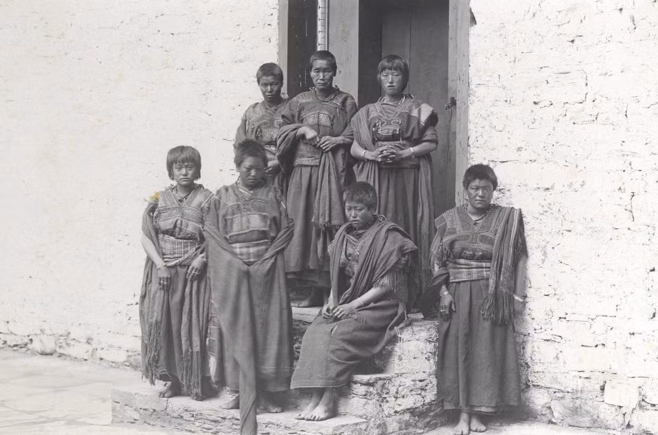 Một nhóm người giúp việc chuyên phụ trách khâu vá trong bức ảnh của một du khách Anh năm 1905. Ảnh The Sun
