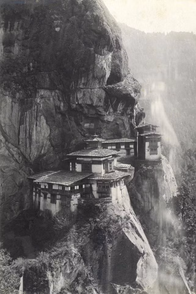 Tu viện Taktshang, Paro, Bhutan trong bức ảnh chụp hồi thập niên 1900. Đây là tu viện linh thiêng nhất đất nước Bhutan. Ảnh The Sun
