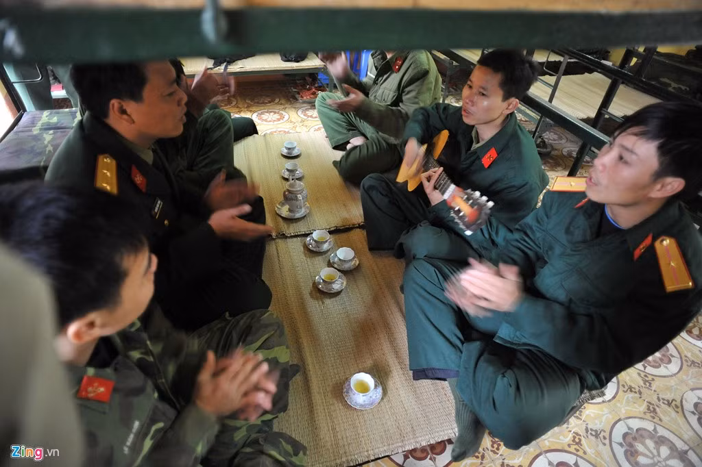 Phút nghỉ ngơi, sinh hoạt văn nghệ tại doanh trại. Ảnh: Zingnews.