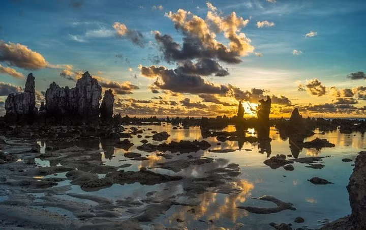 Đảo Nauru là quốc gia nhỏ thứ hai trên thế giới, sau Vatican. Nauru bị ảnh hưởng của sự thay đổi khí hậu và việc khai thác phốt pho.