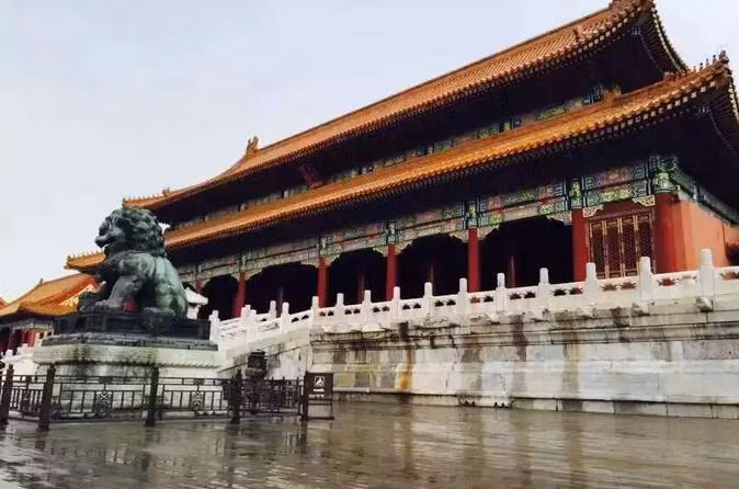 Trung tâm Tử Cấm Thành là Hoàng thành, trung tâm của Hoàng thành là Cung thành, trung tâm của Cung thành là Thái Hòa điện. Điện Thái Hòa là điện lớn nhất của Tử Cấm Thành, cao 30 m so với quảng trường xung quanh. Đây là nơi thực hiện những nghi lễ quan trọng như đăng cơ, lễ thành hôn của Hoàng gia.