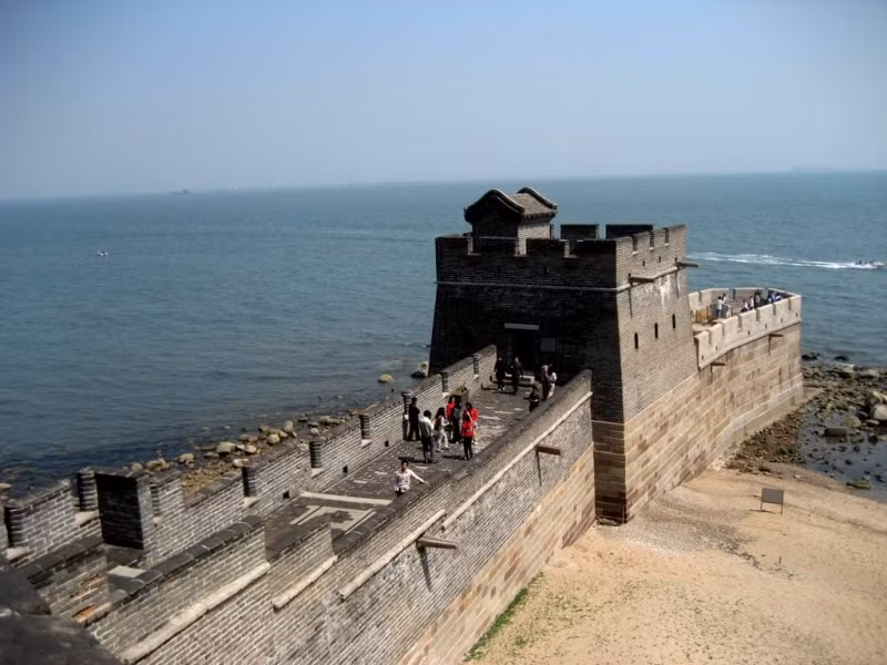Đây là Sơn Hải quan, cửa ải cực Đông của Vạn Lý Trường Thành. Cửa ải này từng được xây từ thời Bắc Tề (550 - 577) và thời Đường (618 - 907) nhưng phải đến thời nhà Minh (1368 - 1644), Sơn Hải Quan mới chính thức được xây dựng. Đây từng là một cửa ải biên giới phòng thủ của Trung Quốc trước các dân tộc du mục tại Đông Bắc như Khiết Đan, Nữ Chân và Mãn Châu.
