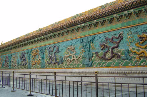 Phần móng của Tử Cấm Thành cũng lát các phiến đá dày 3 m để tránh có kẻ xâm nhập từ phía dưới. Trên tường là 9 con rồng uốn mình bảo vệ Cung Ninh Thọ.