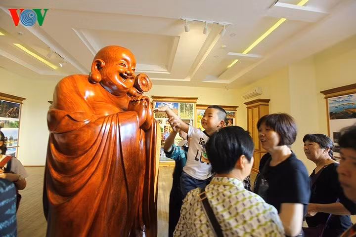 Một đoàn khách Trung Quốc hào hứng thăm quan bảo tàng Trầm hương.