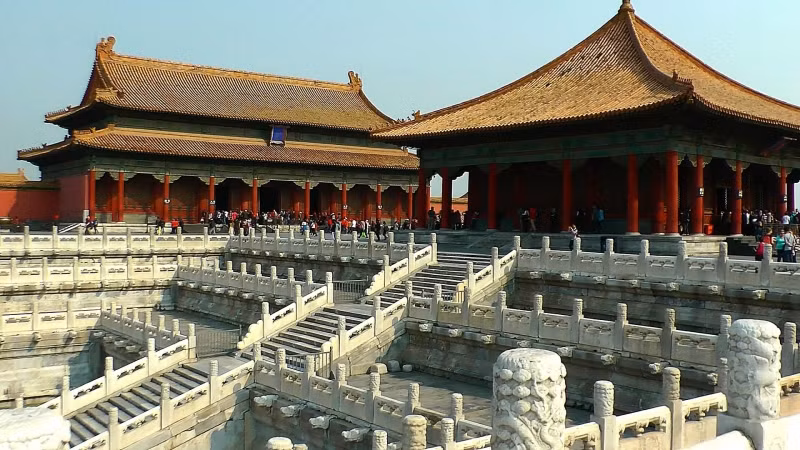 Vào năm 1406, tại thời nhà Minh, Tử Cấm Thành bắt đầu được xây dựng và hoàn thành vào năm 1420. Ước tính khoảng 1 triệu người thợ đã được huy động để hoàn thành việc xây dựng cung điện này. Bên cạnh đó, Tử Cấm Thành được thiết kế bởi nhiều kiến trúc sư và nhà thiết kế, trong đó có tổng công trình sư Nguyễn An, một người Việt Nam.
