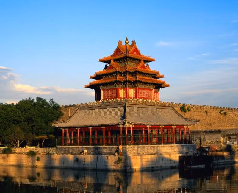 Bốn góc của Tử Cấm Thành là 4 tòa tháp canh, 4 mặt thành có 4 cửa ra vào đối diện nhau: Ngọ Môn (phía Nam), Thần Vũ Môn (phía Bắc), Đông Hoa Môn (phía Đông), Tây Hoa Môn (phía Tây). Bên ngoài tường thành của Tử Cấm Thành là một hào nước rộng 52 m.