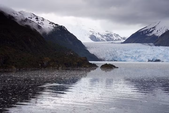 Cánh đồng băng Patagonian, Chile. Nằm giữa biên giới Chilê và Argentina, đây là cánh đồng băng lớn thứ hai trên thế giới. Theo các nhà nghiên cứu thuộc Đại học Cornell, các vùng băng lớn ở đây đang giảm nhanh gấp 1,5 lần so với các nghiên cứu trước đó.