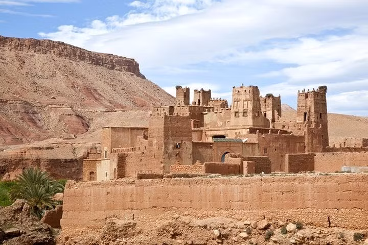 Kasbah Telouet, Morocco. Điểm du lịch tại Morocco này hiện đang bị hủy hoại từ sự xói mòn ở dãy núi Atlas. Một dự án được công bố vào năm 2010 để khôi phục và bảo tồn những gì còn lại của cung điện nguyên bản này.