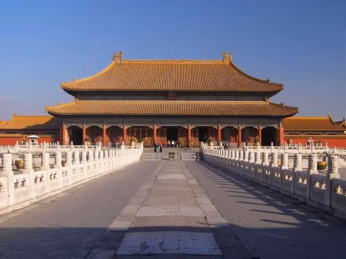Đây là lối vào Cung Càn Thanh, nơi ở của Nhà vua và Hoàng Hậu. Sân rồng của Cung Càn Thanh có hai cửa Đông Tây mang tên Nhật tinh và Nguyệt Hoa, tượng trưng cho Mặt Trời và Mặt Trăng.