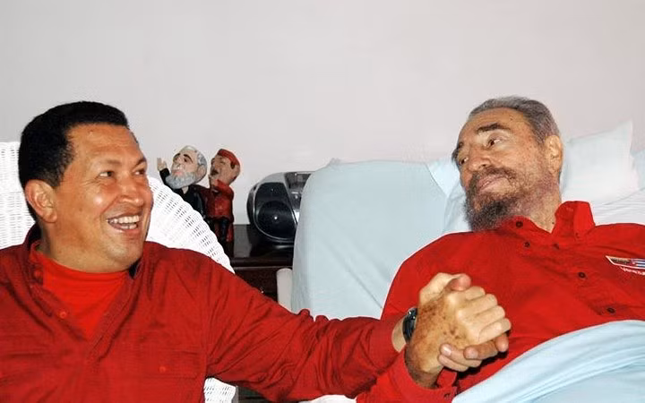 Tổng thống Venezuela Hugo Chavez tới thăm lãnh tụ Fidel tại Havana ngày 13/8/2006.