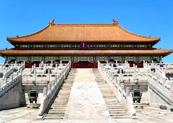 Trang trí phần lớn ở điện Thái Hòa là hoa văn hình rồng. Trong điện Thái Hoà có 6 cây cột giữa sơn son thếp vàng với hình những con rồng vàng lượn khúc.Trên trần điện được thiết kế một giếng chìm có hình rồng cuộn, từ miệng giếng tỏa ra một chùm những quả cầu bằng kim loại, được gọi là “Gương Hiên Viên” với ngụ ý quay trở về với Hiên Viên Hoàng Đế, vị vua cổ đại của Trung Quốc đã tu hành đắc đạo cưỡi rồng bay lên trời.
