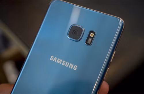 Người mua Samsung Galaxy Note 7 có thể mang điện thoại cùng các phụ kiện đến hãng để đổi thiết bị khác hoặc được hoàn lại tiền. Để bù đắp một phàn chi phí liên quan tới việc trao đổi máy, T-Mobile bồi thường cho mỗi khách hàng 25 USD.