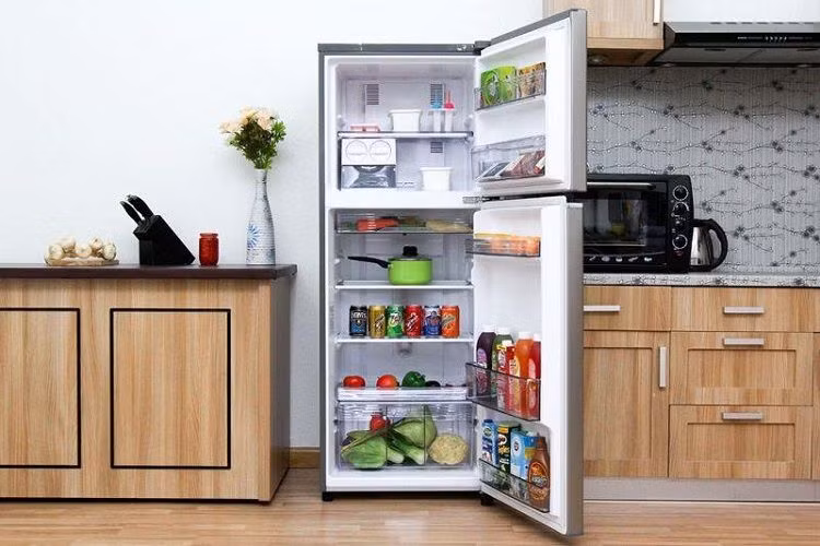 4. Tủ lạnh, máy giặt: Các thiết bị này chứa nước, mà nước có thể hấp thụ sóng điện từ, làm giảm hiệu suất wifi. Vì vậy, không nên đặt bộ phát wifi gần tủ lạnh hoặc máy giặt để tránh tình trạng kết nối yếu. (Ảnh:Gia đình)