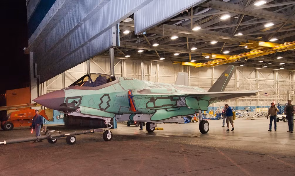 Dù có chi phí đắt đỏ, vượt 2.000 tỷ USD trong vòng đời, F-35 vẫn là một trong những tiêm kích mạnh nhất hiện nay. (Ảnh: The War Zone)