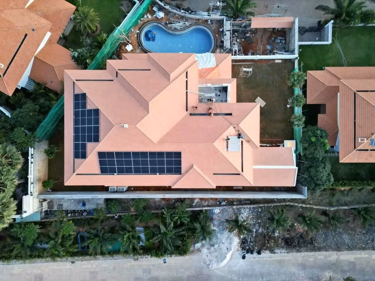 Chi phí sản xuất đang dần giảm, giúp Perovskite có thể cạnh tranh với pin mặt trời truyền thống. Nếu khắc phục được thách thức, pin Perovskite có thể trở thành giải pháp năng lượng sạch và bền vững trong tương lai.(Ảnh: vietnamsolar)