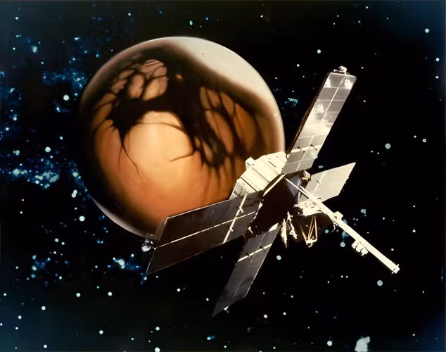 Từ những năm 1960, NASA đã bắt đầu hành trình khám phá sao Hỏa với những sứ mệnh đầu tiên như Mariner 4, mang lại những hình ảnh đầu tiên về bề mặt hành tinh đỏ. Tuy nhiên, phải đến những năm gần đây, với sự tiến bộ vượt bậc trong công nghệ, NASA mới thực sự tiến xa trong việc khám phá và hiểu rõ hơn về sao Hỏa. (Ảnh: SciTechDaily)