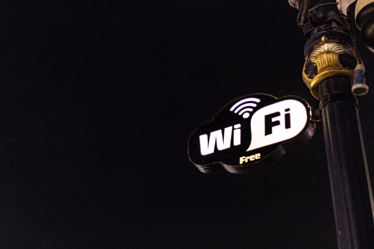 Tin tặc có thể thiết lập điểm truy cập giả mạo (fake hotspot) để đánh cắp dữ liệu người dùng. (Ảnh: bitdefender)