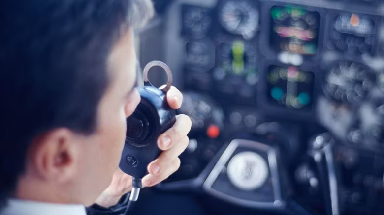 "Mayday" được chọn thay vì "SOS" vì nó rõ ràng hơn khi truyền bằng giọng nói qua sóng radio.(Ảnh: SlashGear)