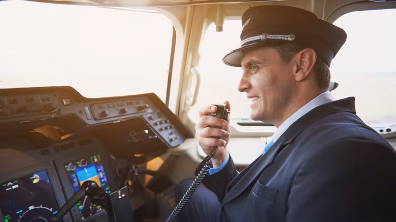 Phi công lặp lại "Mayday" ba lần để tránh nhầm lẫn với các cuộc liên lạc thông thường trên radio.(Ảnh: SlashGear)