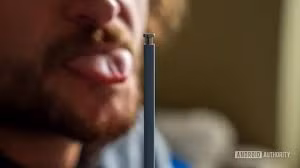 Một chuyên gia công nghệ, Ryan Haines, đã thử ngửi bút S Pen trên Galaxy S25 Ultra và xác nhận có mùi nhựa cháy kết hợp dầu mỡ không dễ chịu. (Ảnh: Markettimes)
