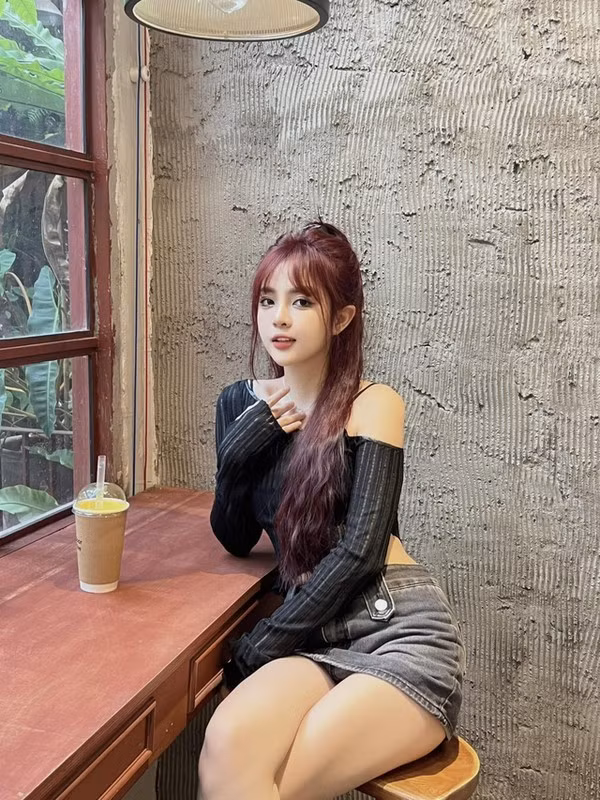 Cô đã dành 4-6 tiếng mỗi ngày chơi game và livestream để xây dựng sự nghiệp. (Ảnh: FBNV)