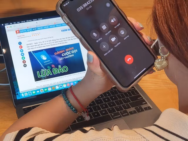"Lật tẩy" chiêu giả mạo ứng dụng ngành thuế, chiếm đoạt tài khoản ngân hàng - Hình 4 Tổng cục Thuế khuyến cáo, người nộp thuế khi nhận được các tin nhắn, cần kiểm tra kỹ nội dung, không vội vã trả lời hay thực hiện theo nội dung hướng dẫn trong tin nhắn. Ảnh: Báo Tuổi Trẻ Thủ Đô