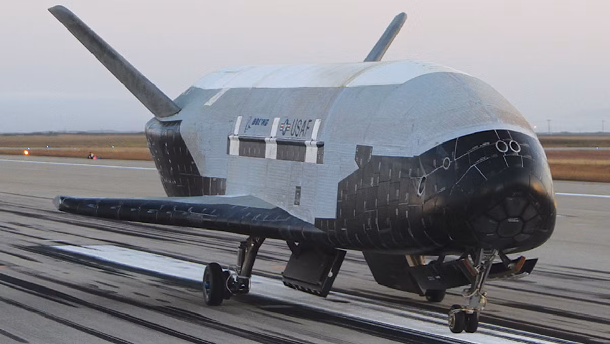 X-37B có thể ở lại quỹ đạo hàng trăm ngày, thậm chí nhiều năm, trước khi trở về Trái Đất.(Ảnh: Task &amp; Purpose)