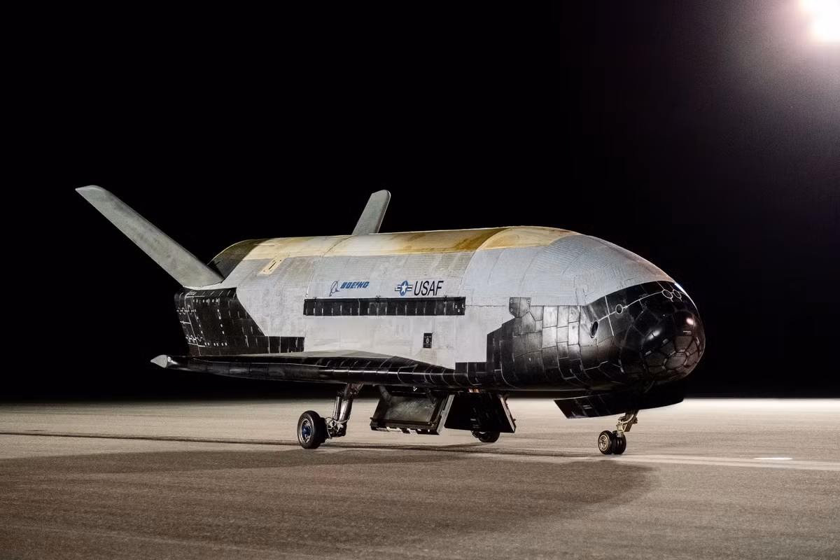 X-37B là một phương tiện không người lái, có khả năng hoạt động trong không gian trong thời gian dài.(Ảnh: theverge)