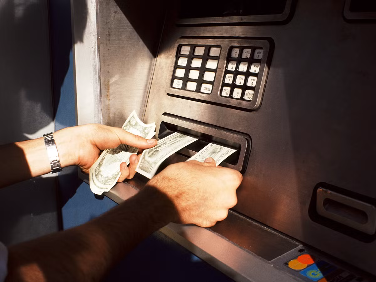 Khi rút tiền từ ATM lạ, cần kiểm tra đầu đọc thẻ, khe nhả tiền và các dấu hiệu bất thường để tránh bị lừa. (Ảnh: WIRED)