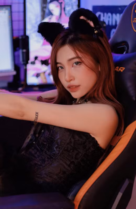 Cô được biết đến với kỹ năng chơi game xuất sắc, đặc biệt ở vị trí xạ thủ với tướng tủ Elsu. (Ảnh: gamek)
