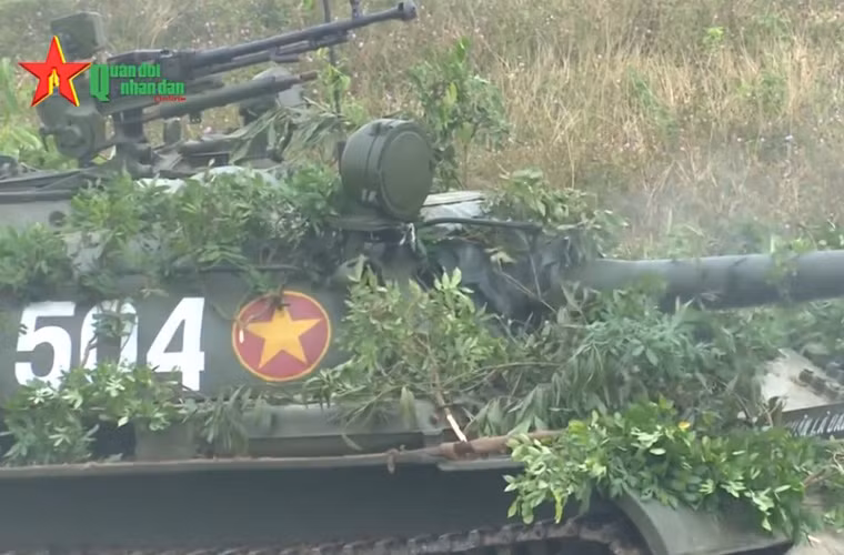 Ngoài pháo 100mm, xe tăng T-54/55 còn được trang bị một đại liên 12,7mm DShK phòng không trên nóc, một đại liên PKT đồng trục 7,62mm. Nguồn ảnh: Truyền hình QĐND