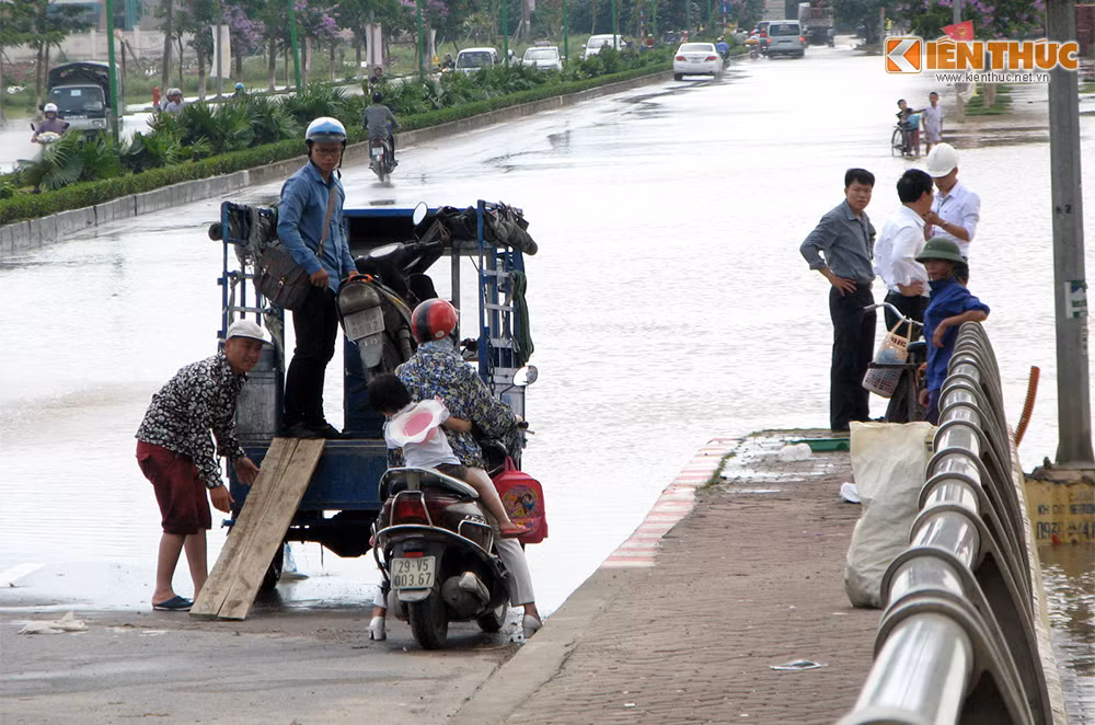 Phương tiện chuyên chở chủ yếu từ sáng qua đến nay là xe ba bánh dịch vụ với giá 10.000đ/ 1 người và 30.000đ/1 người+xe máy. Người dân phải tăng bo từ tòa nhà ra quốc lộ để có thể tham gia giao thông.