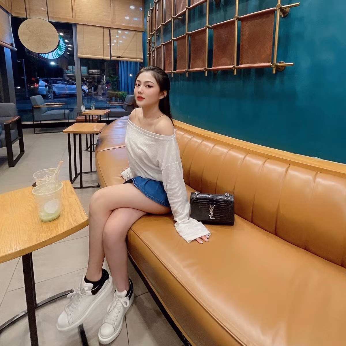 Cô hiện tại là nữ sinh ngành Quản trị Kinh doanh của trường Đại học Kinh tế Tài chính (TP HCM).