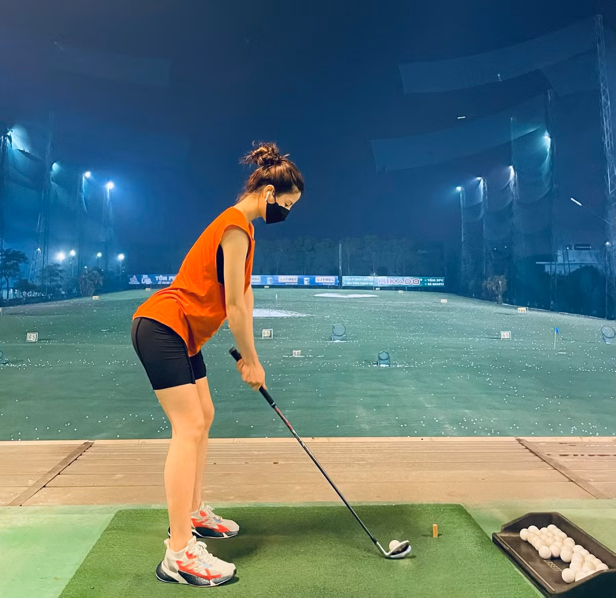 Ngoài ra, 9X cũng có sở thích chơi bộ môn thể thao nhà giàu là đánh golf nên nhiều người suy đoán gia thế của gái xinh cũng không phải dạng vừa.