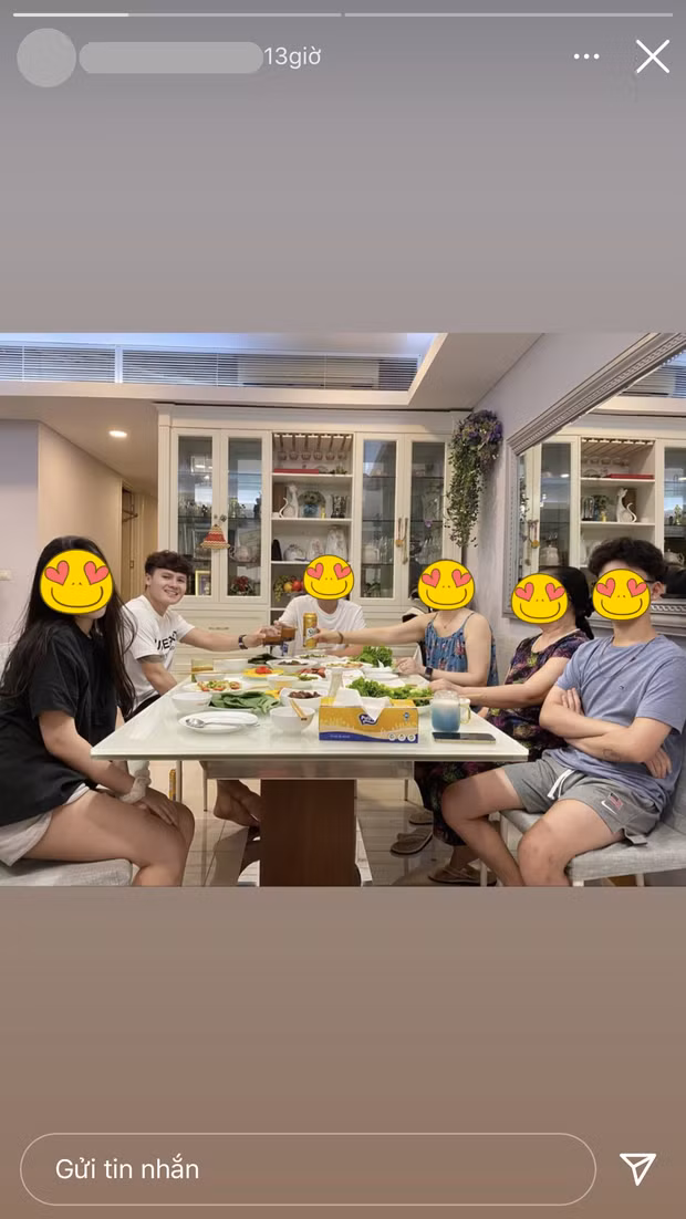 Mới đây nhất, cộng đồng mạng không khỏi xôn xao khi thấy hình ảnh Quang Hải về ra mắt nhà bạn gái tin đồn. Dù Chu Thanh Huyền không xuất hiện nhưng bức ảnh được chính em họ của cô chia sẻ cũng gây chú ý.