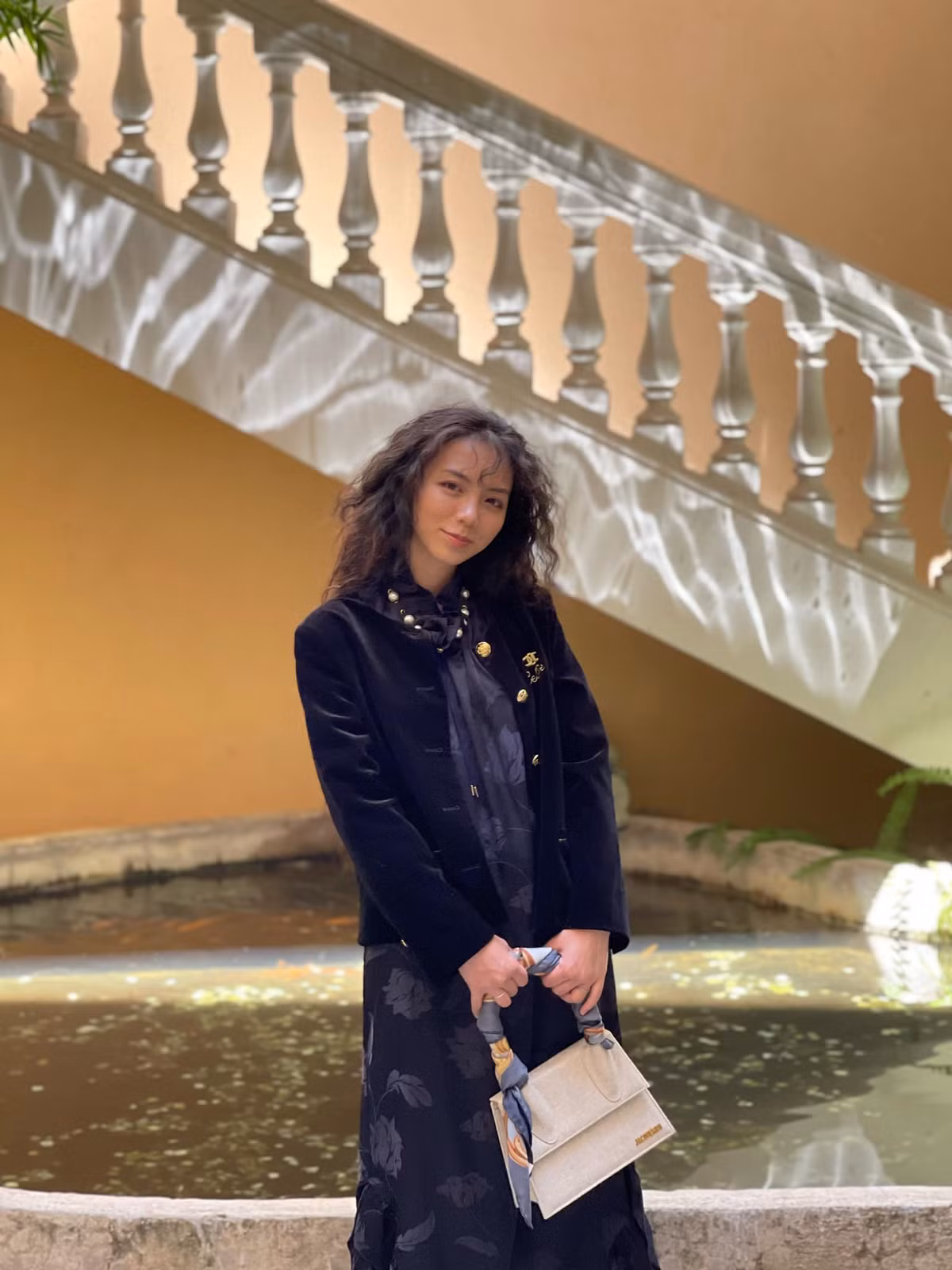 Dù không hoạt động nghệ thuật nhưng con gái cô giáo Văn Thùy Dương vẫn nhận được sự quan tâm lớn vì thành tích học tập tốt và vẻ ngoài ngày càng xinh đẹp.