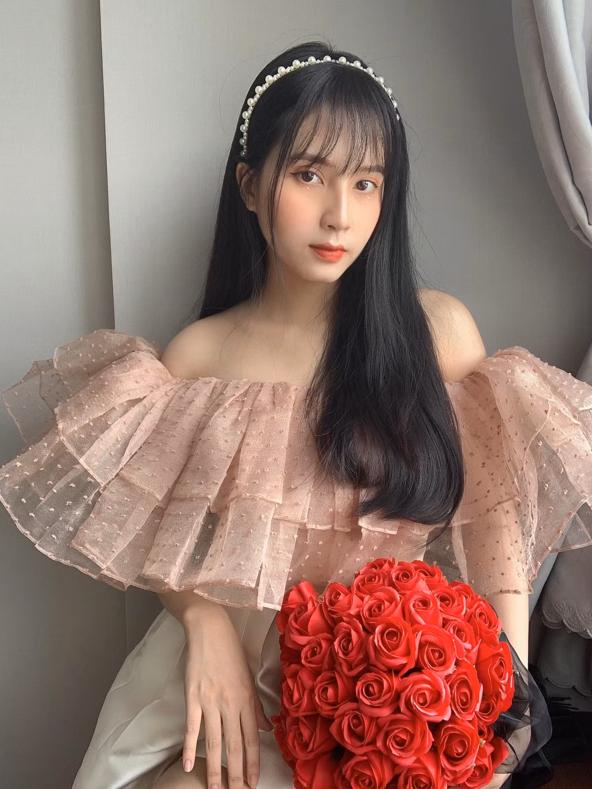 Nhiều cư dân mạng bày tỏ sự xuýt xoa trước nhan sắc "gái một con trông mòn con mắt" của cô nàng.