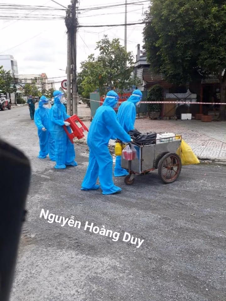 Được biết, ý tưởng độc đáo này được lực lượng y bác sĩ, tình nguyện viên ĐH Y Dược Cần Thơ sáng tạo, cho ra đời hàng loạt những chiếc xe test COVID nhanh. Ảnh: Nguyễn Hoàng Duy