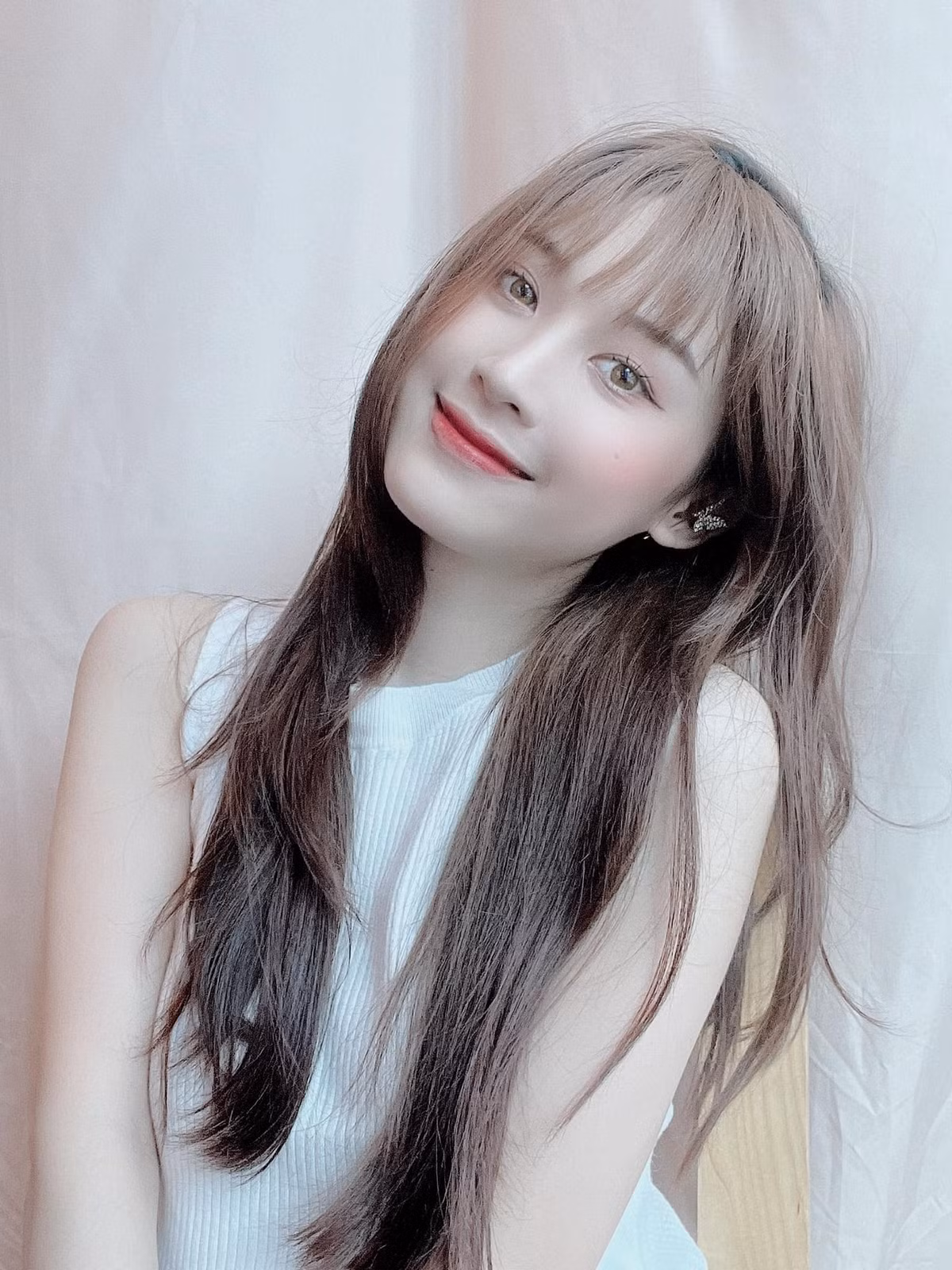Phùng Hà Thương (sinh năm 2001, Nghệ An) hiện là sinh viên năm 2, trường ĐH Kinh tế quốc dân, cô đang là hot girl được cộng đồng mạng chú ý khi sở hữu nhan sắc xinh đẹp, dung dị, đầy cuốn hút.