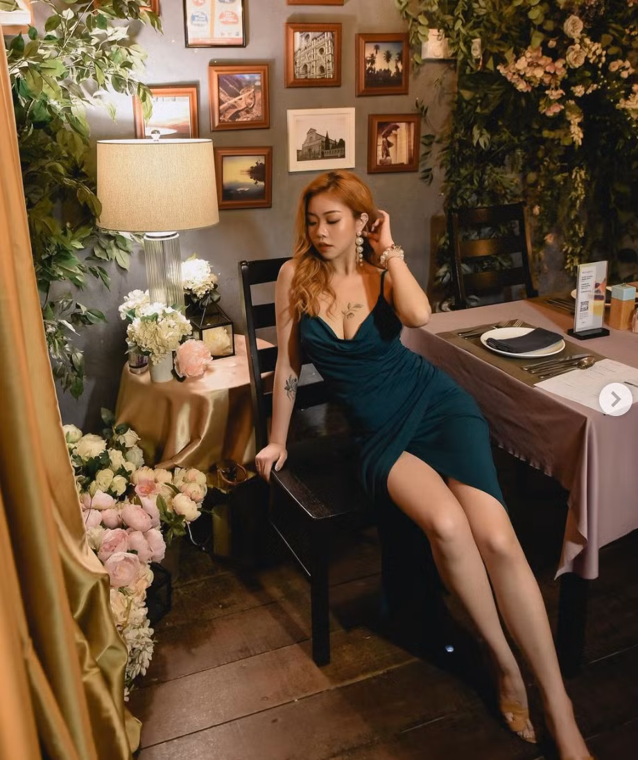 Diện trang phục bó sát và khoét sâu vùng cổ, hot girl Châu Á cố tình để lộ hình xăm khiêm tốn nhưng hết sức gợi cảm. Ảnh: IGNV