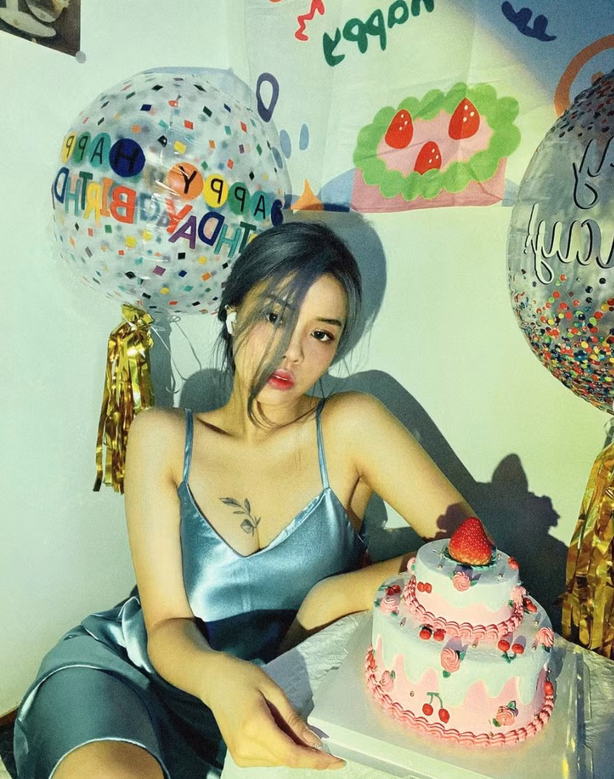 Cô có hình xăm chiếc lá nhỏ xinh ở vòng 1, thu hút sự chú ý của người khác ngay từ cái nhìn đầu tiên.