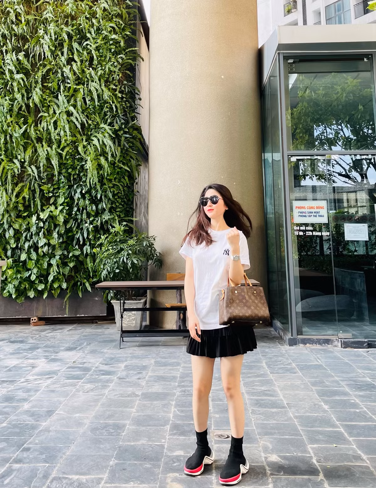 Dáng đứng của bồ mới Quang Hải được cho là còn "gắt" hơn cả chuyện nhà hàng xóm, đi nhiều chuyện thôi mà có cần "show" ra dáng đứng sexy như vậy không?