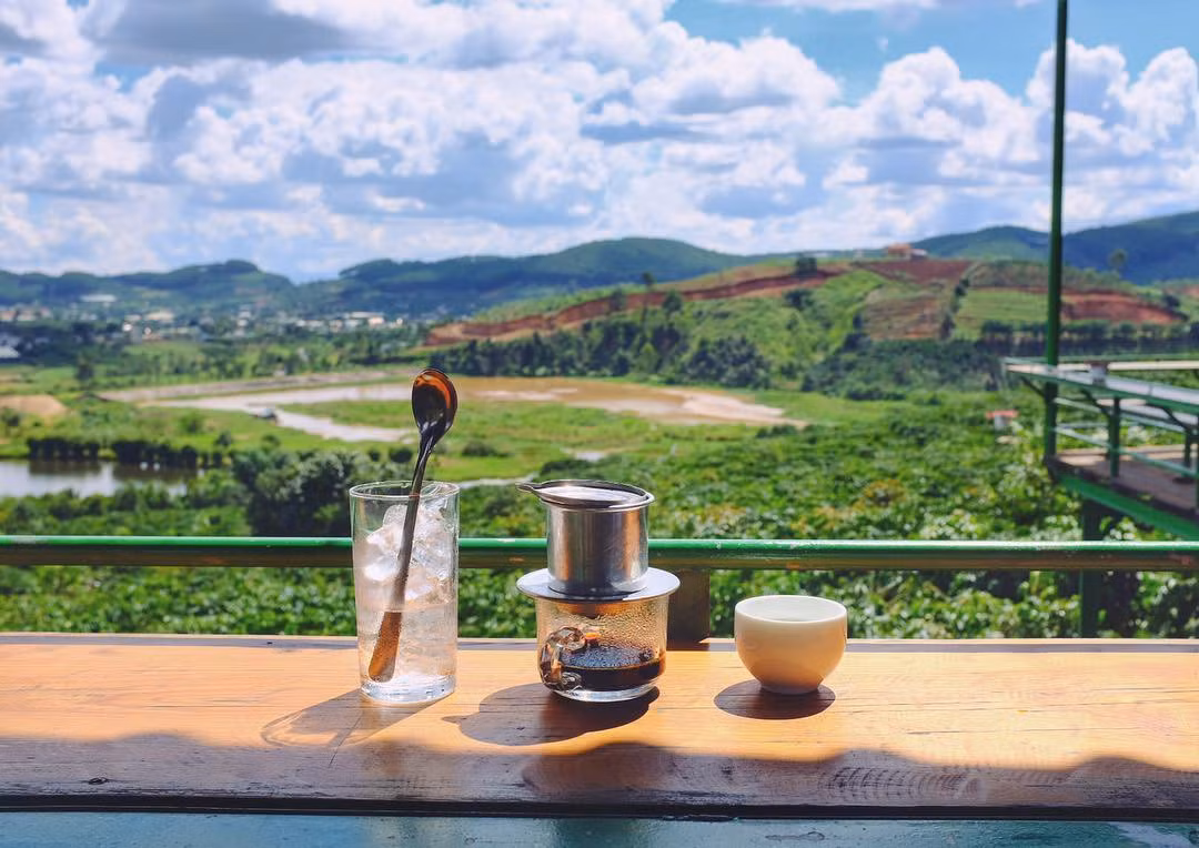 Thông tin mở quán cafe của thành phố Đà Lạt đã khiến không ít bạn trẻ vui mừng, hào hứng. Hiện tại, nhiều người đang rủ rê nhau đến check in ngay những quán cafe view đẹp tại đây sau nhiều ngày tháng "cấm cửa".