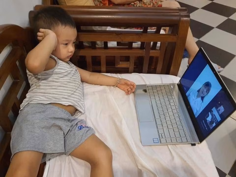 Tình trạng chung của hội học trò khi học online: buồn ngủ mà không biết phải làm sao.